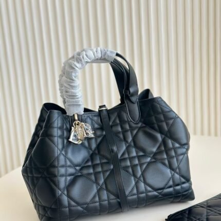 Dior toujours shopping bag Size 28*20cm (Small wallet included)