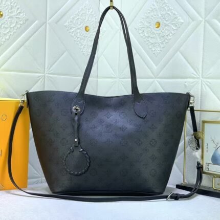 LV m23940 m21909m21849 m21848 m24930 m21851 This blossom handbag is made of openwork perforated cowhide leather Size: large 30x27x16, small 20x20x12.5cm (Small wallet included)