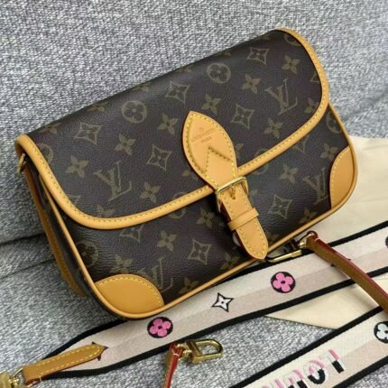 Popular LV m45985 handbag comes with one leather shoulder strap (can be carried under the armpit) one embroidered shoulder strap (can be carried over the shoulder diagonally) both are removable, size 25.0x9.0x15.0cm