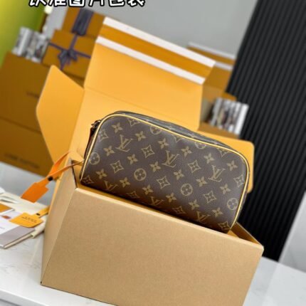 LV   dopp kit Model:m46696 Size:28x15x16.5cm.