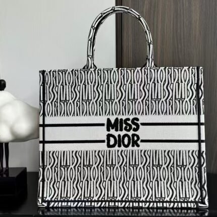 Dior tote latest spring and summer collection, missdior embroidery pattern size:42*18*35cm Model:8001
