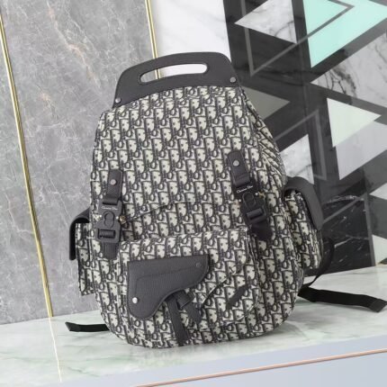 The Dior large gallop shoulder features a sleek, original design that highlights the classic saddle style logo Size: 33 x 47 x 13.5 cm