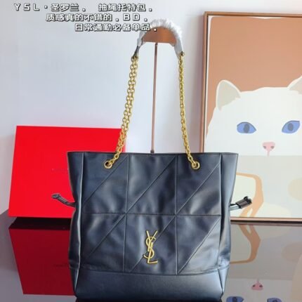 Saint Laurent drawstring handbag is bursting with texture and beauty! On the body is really too texture daily shopping is also very versatile Size: 33 * 9 * 34cm