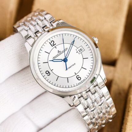 Jaeger-lecoulasse sector dial The ultra-thin Jaeger-Lecoulasse sector dial is divided into inner and outer parts by a central circle