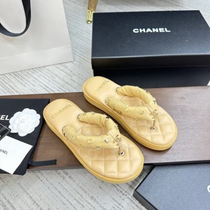 Chanel-s new summer bread slippers size: Size: 35-40 note shoes size when you fill shipping address