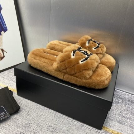 Chanel 23 new wool-drag thick sole wool slippers size: :35-40 note shoes size when you fill shipping address